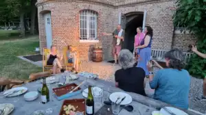keukenprinses Silvy en Bart worden toegezongen.webp